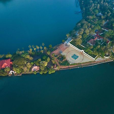 The Leela Ashtamudi, A Raviz Hotel Kollam Kültér fotó Aerial view of the island