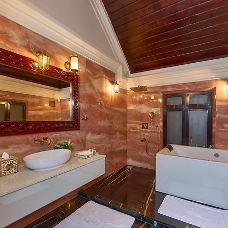 The Leela Ashtamudi, A Raviz Hotel Kollam Kültér fotó Bathroom