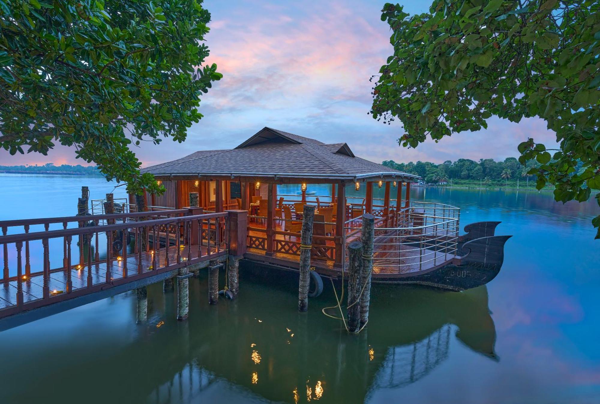 The Leela Ashtamudi, A Raviz Hotel Kollam Kültér fotó The restaurant at the resort