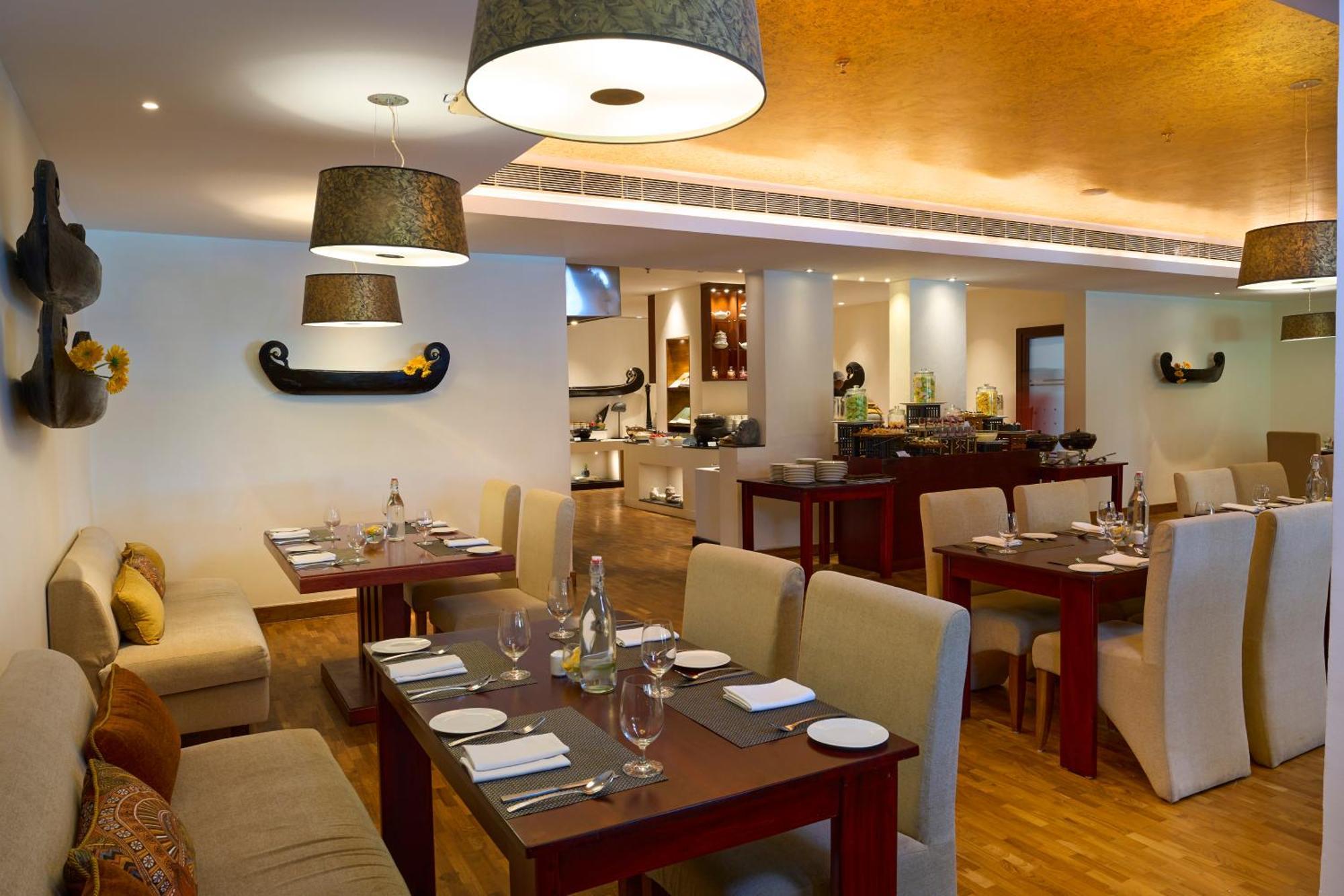 The Leela Ashtamudi, A Raviz Hotel Kollam Kültér fotó The restaurant