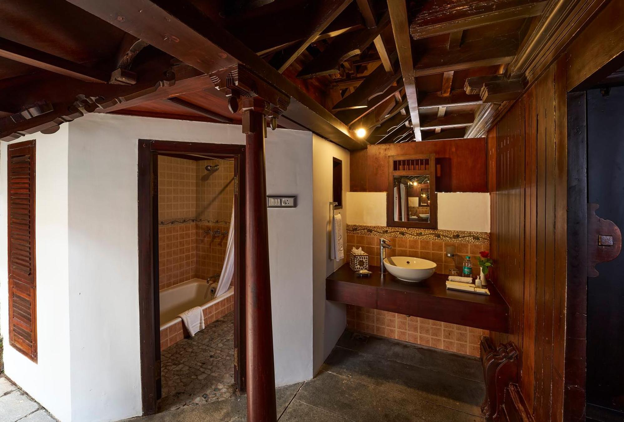 The Leela Ashtamudi, A Raviz Hotel Kollam Kültér fotó Bathroom in a houseboat
