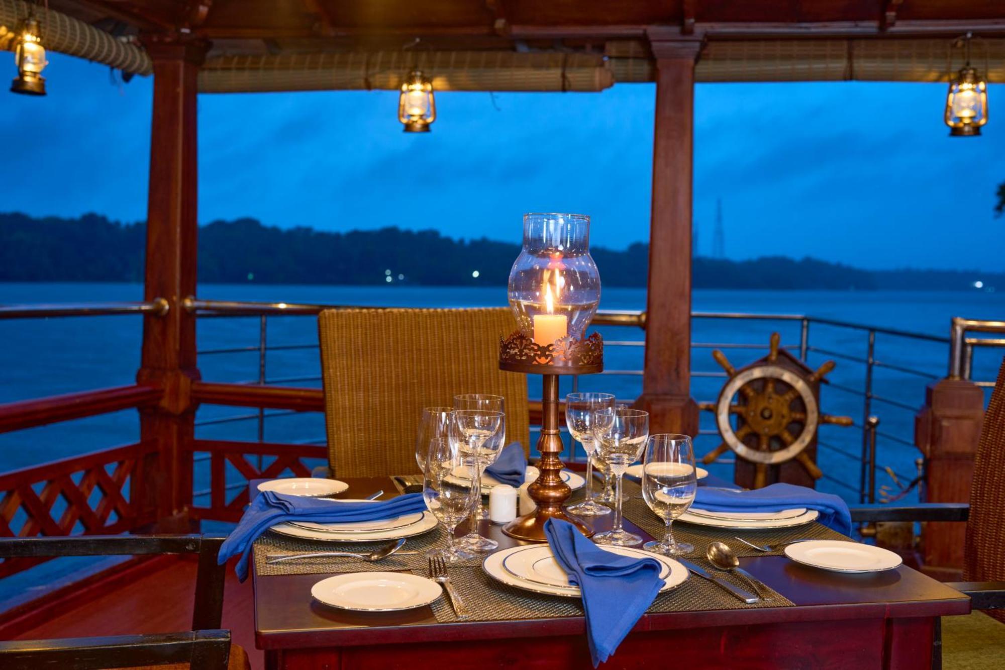 The Leela Ashtamudi, A Raviz Hotel Kollam Kültér fotó Dinner on board