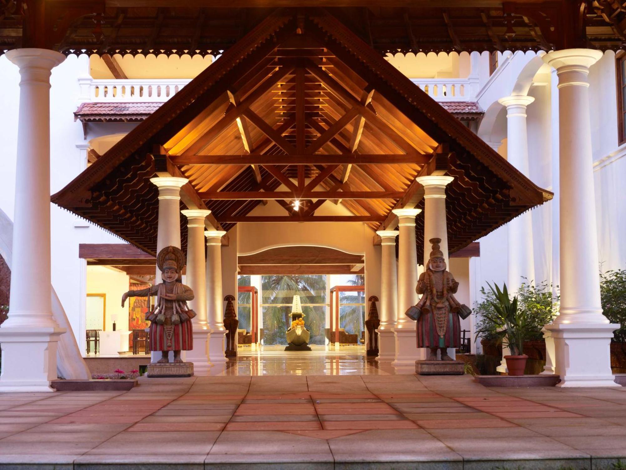 The Leela Ashtamudi, A Raviz Hotel Kollam Kültér fotó The lobby of the Angsana Resort and Spa, Phuket