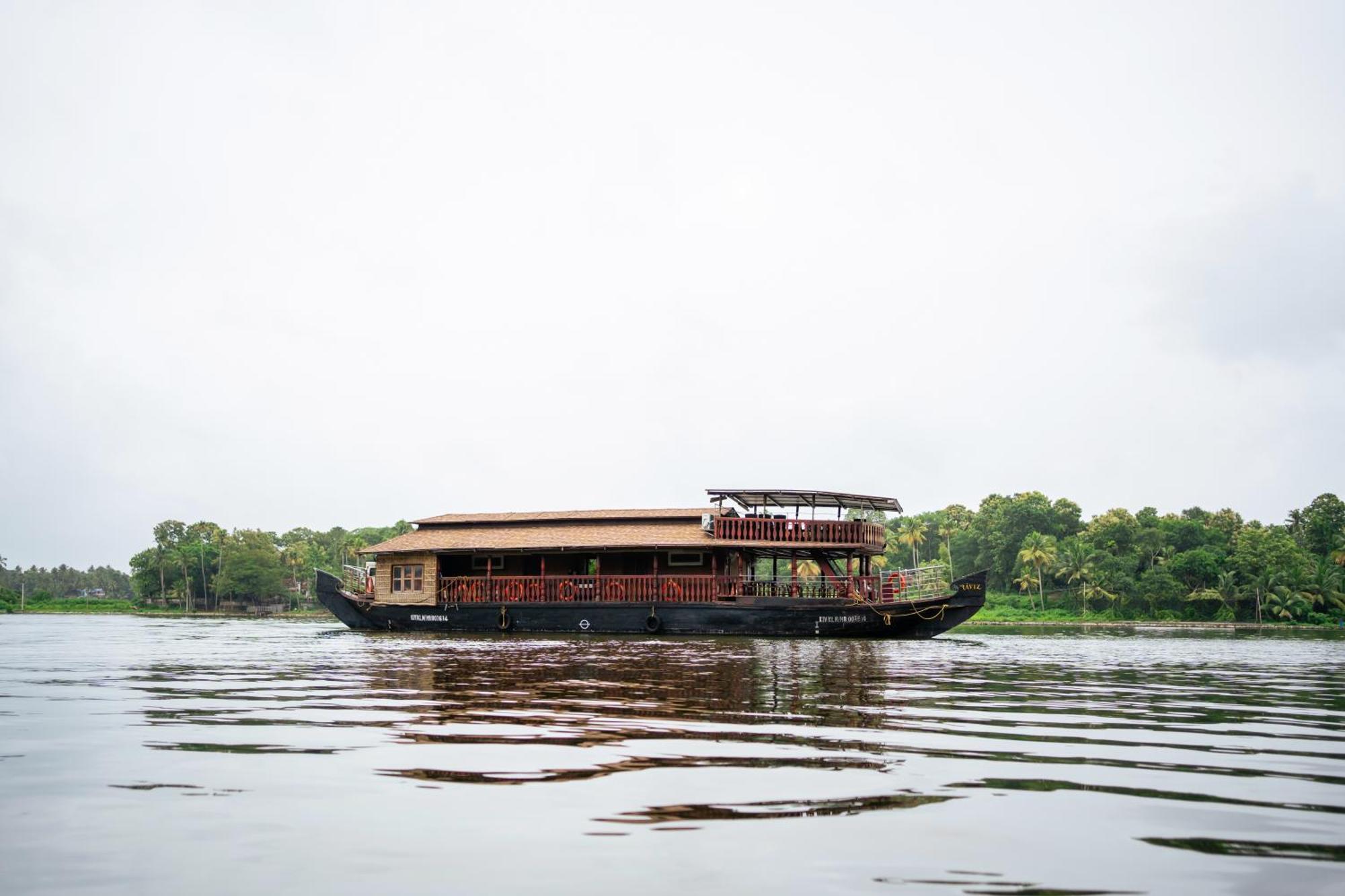 The Leela Ashtamudi, A Raviz Hotel Kollam Kültér fotó A houseboat in Kerala