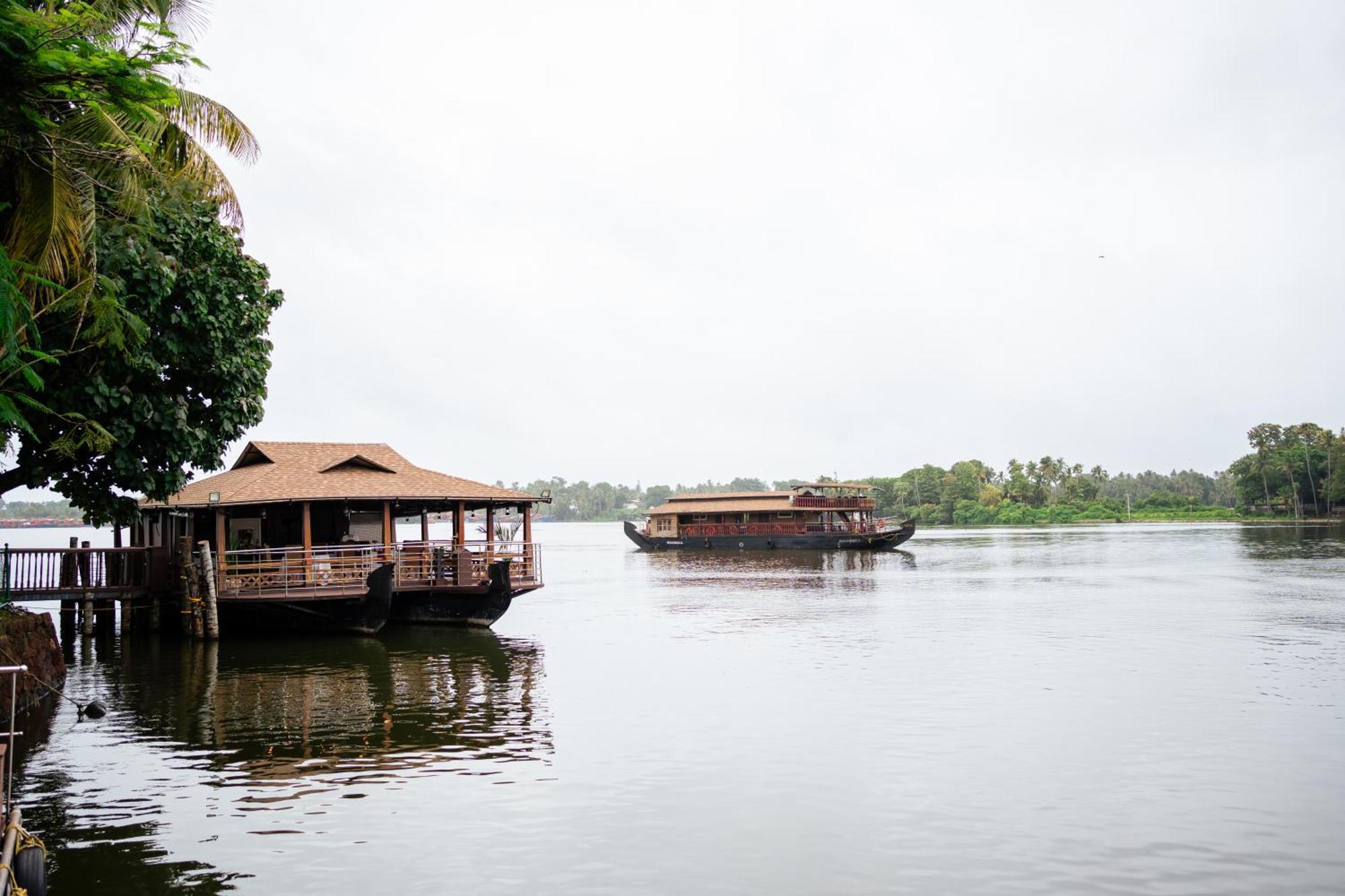 The Leela Ashtamudi, A Raviz Hotel Kollam Kültér fotó Backwaters of Kerala