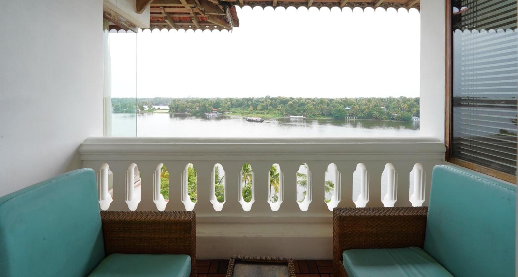 The Leela Ashtamudi, A Raviz Hotel Kollam Kültér fotó View of the river from the hotel