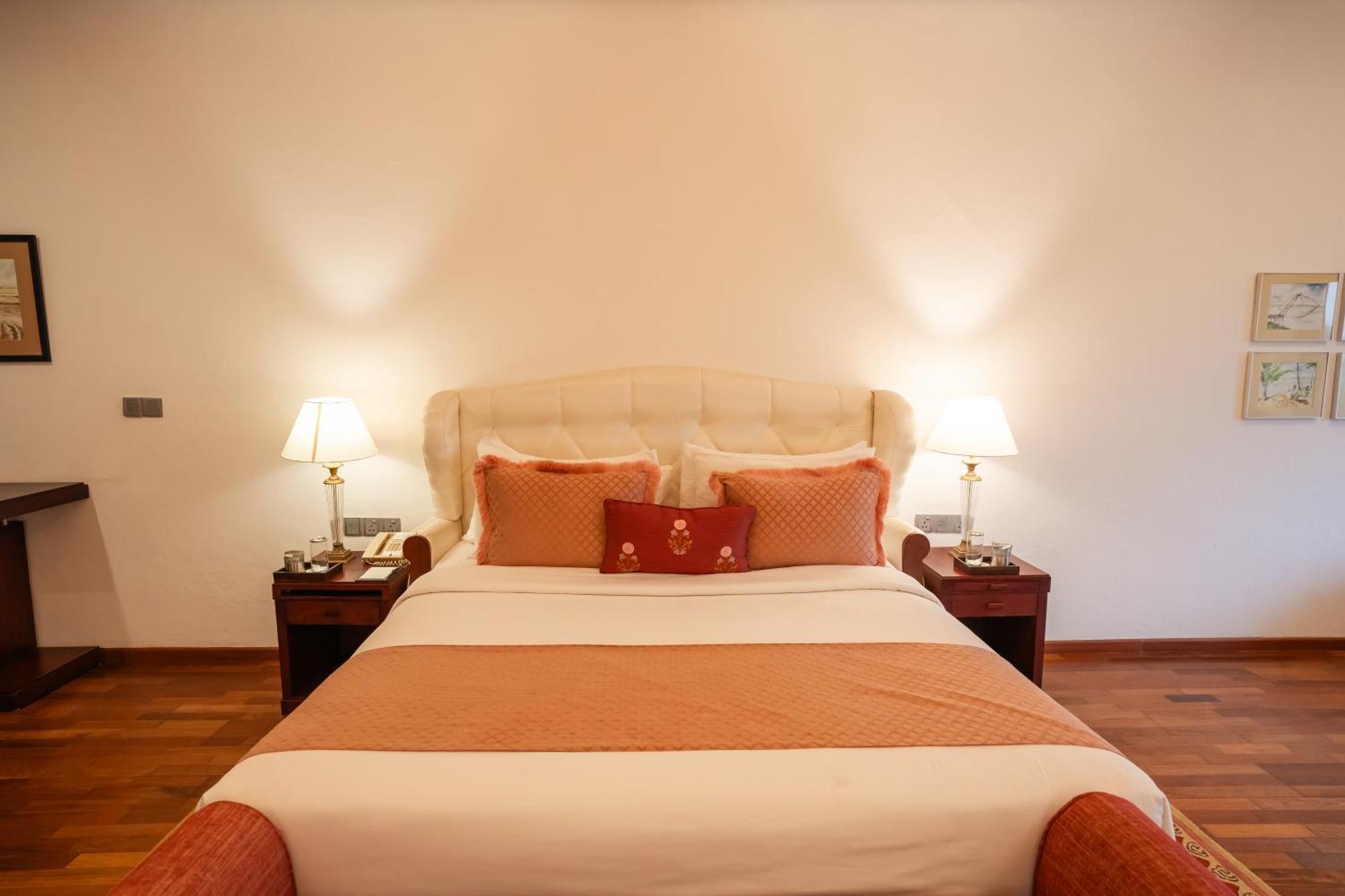 The Leela Ashtamudi, A Raviz Hotel Kollam Kültér fotó A bedroom at the Taj Bengal