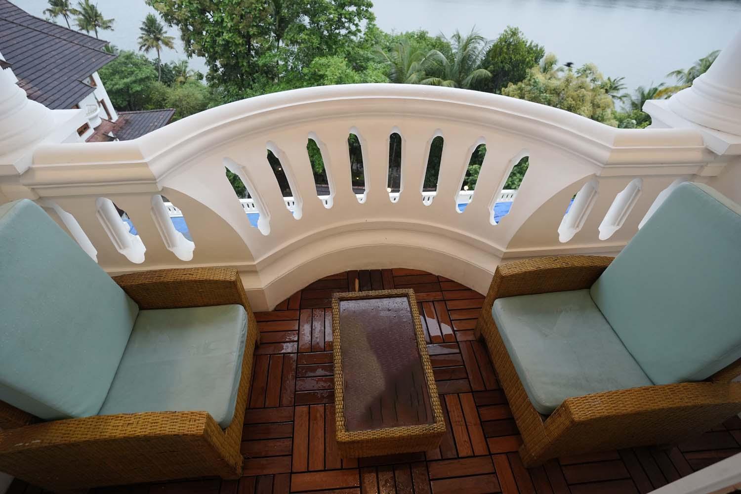 The Leela Ashtamudi, A Raviz Hotel Kollam Kültér fotó A balcony