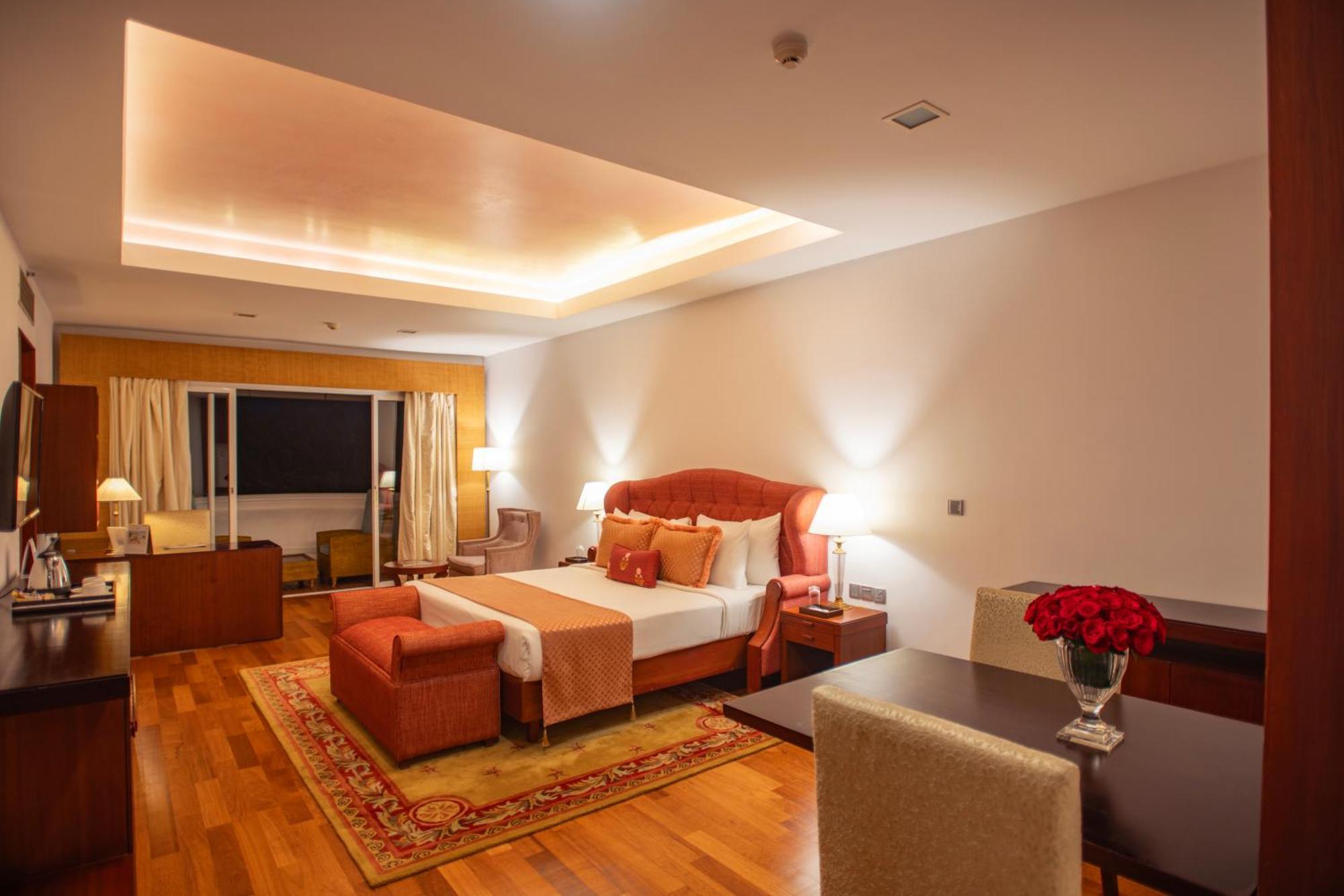 The Leela Ashtamudi, A Raviz Hotel Kollam Kültér fotó A suite at the Taj Bengal