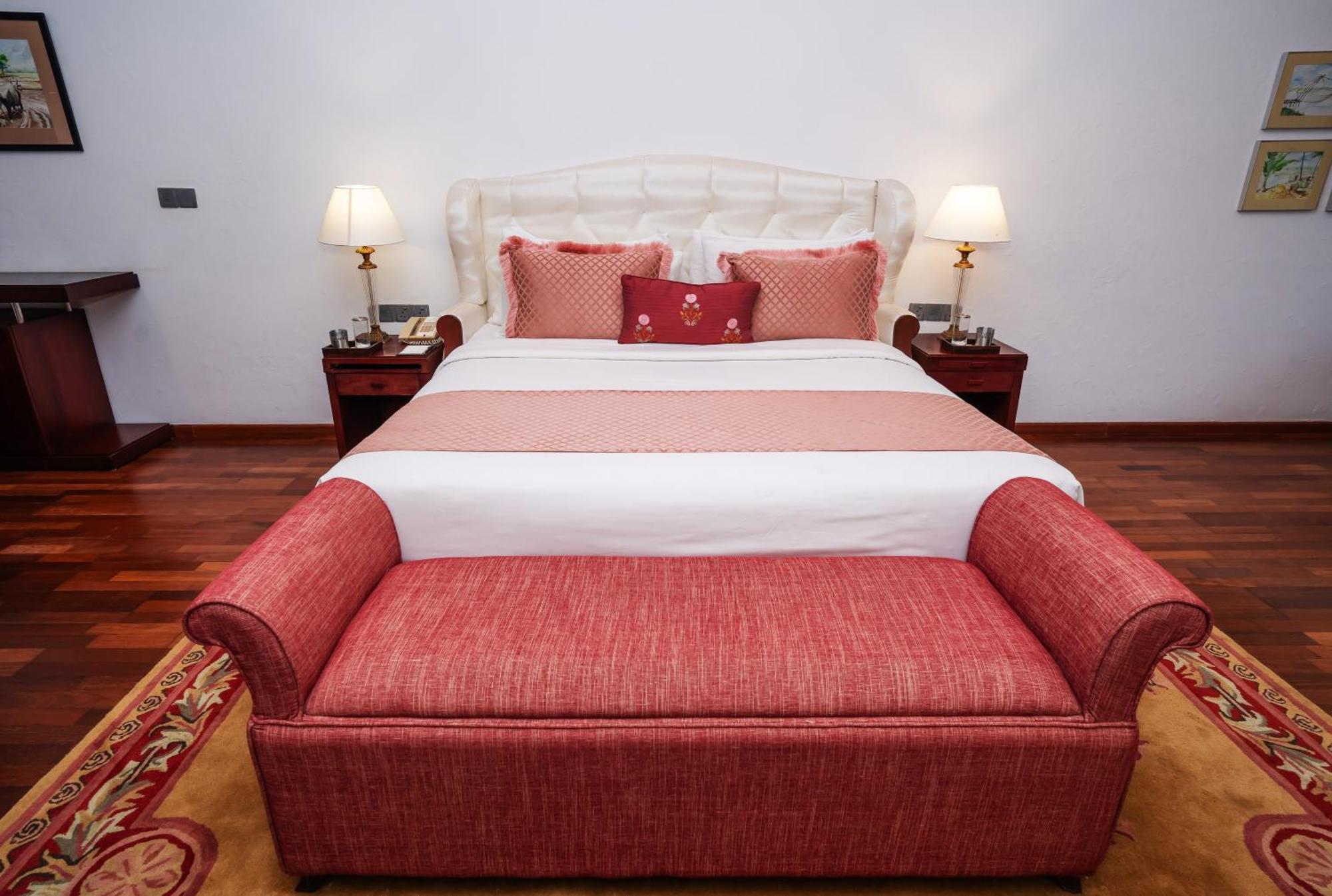 The Leela Ashtamudi, A Raviz Hotel Kollam Kültér fotó A bedroom at the Taj Bengal