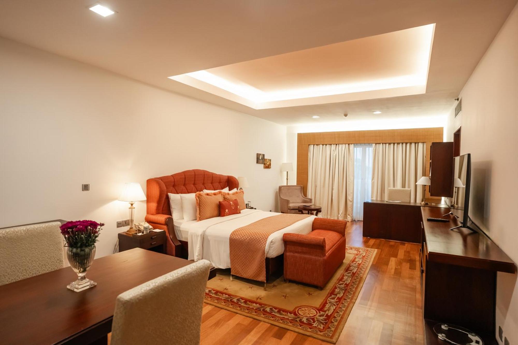 The Leela Ashtamudi, A Raviz Hotel Kollam Kültér fotó A suite at the Taj Bengal