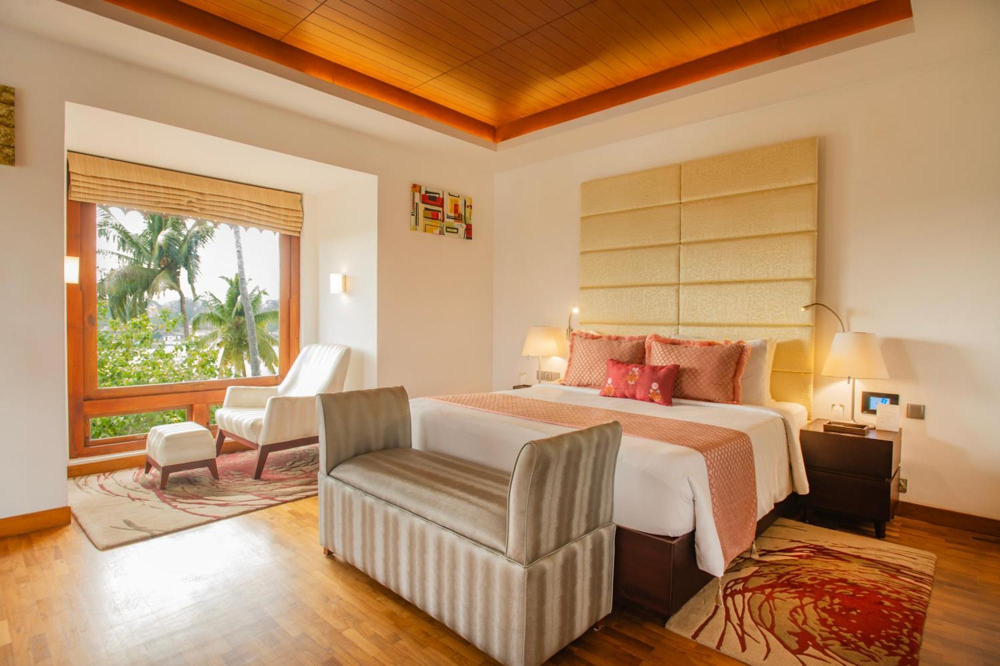 The Leela Ashtamudi, A Raviz Hotel Kollam Kültér fotó A bedroom at the Taj Bengal