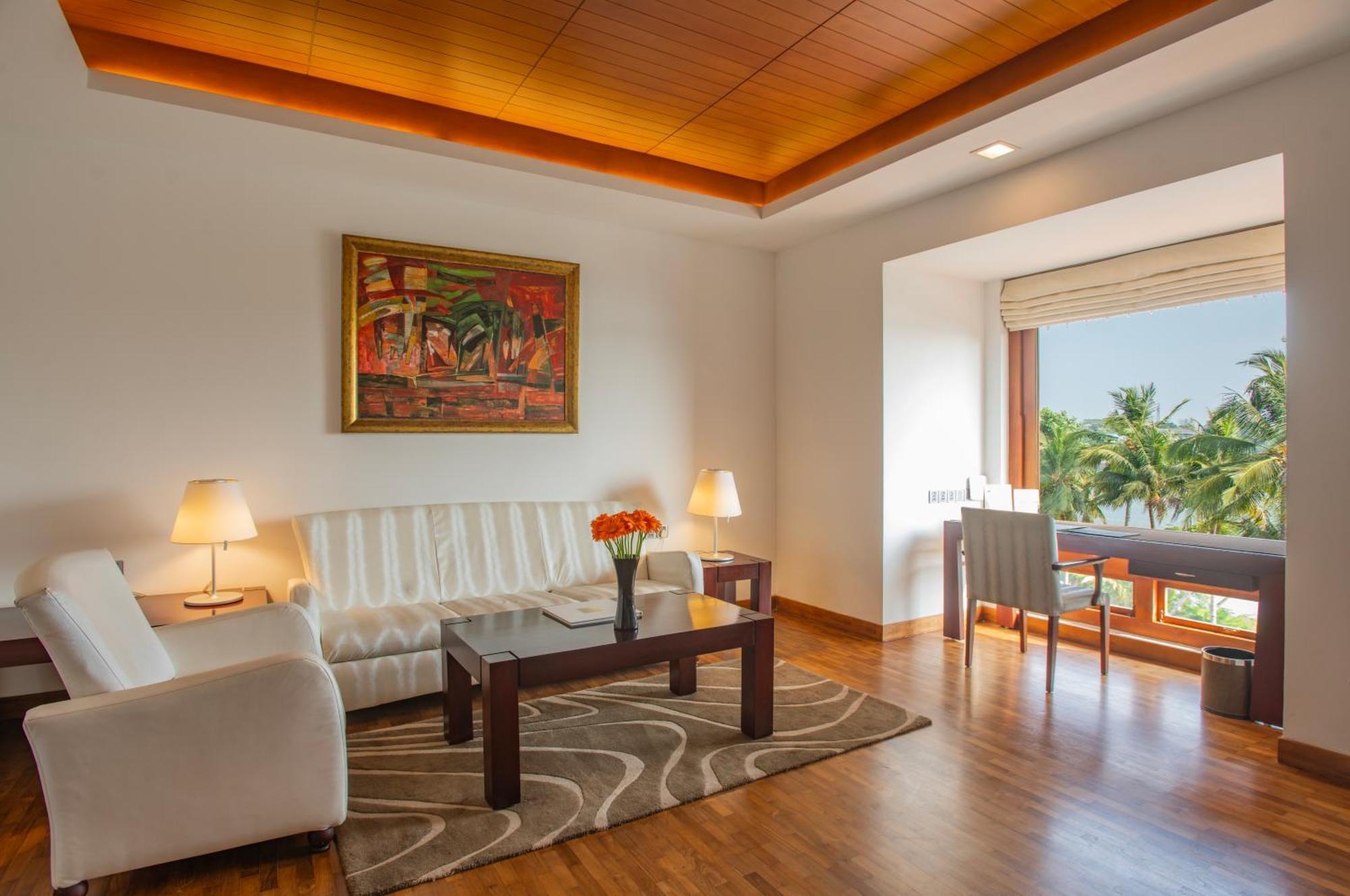The Leela Ashtamudi, A Raviz Hotel Kollam Kültér fotó A living room at the Taj Bengal