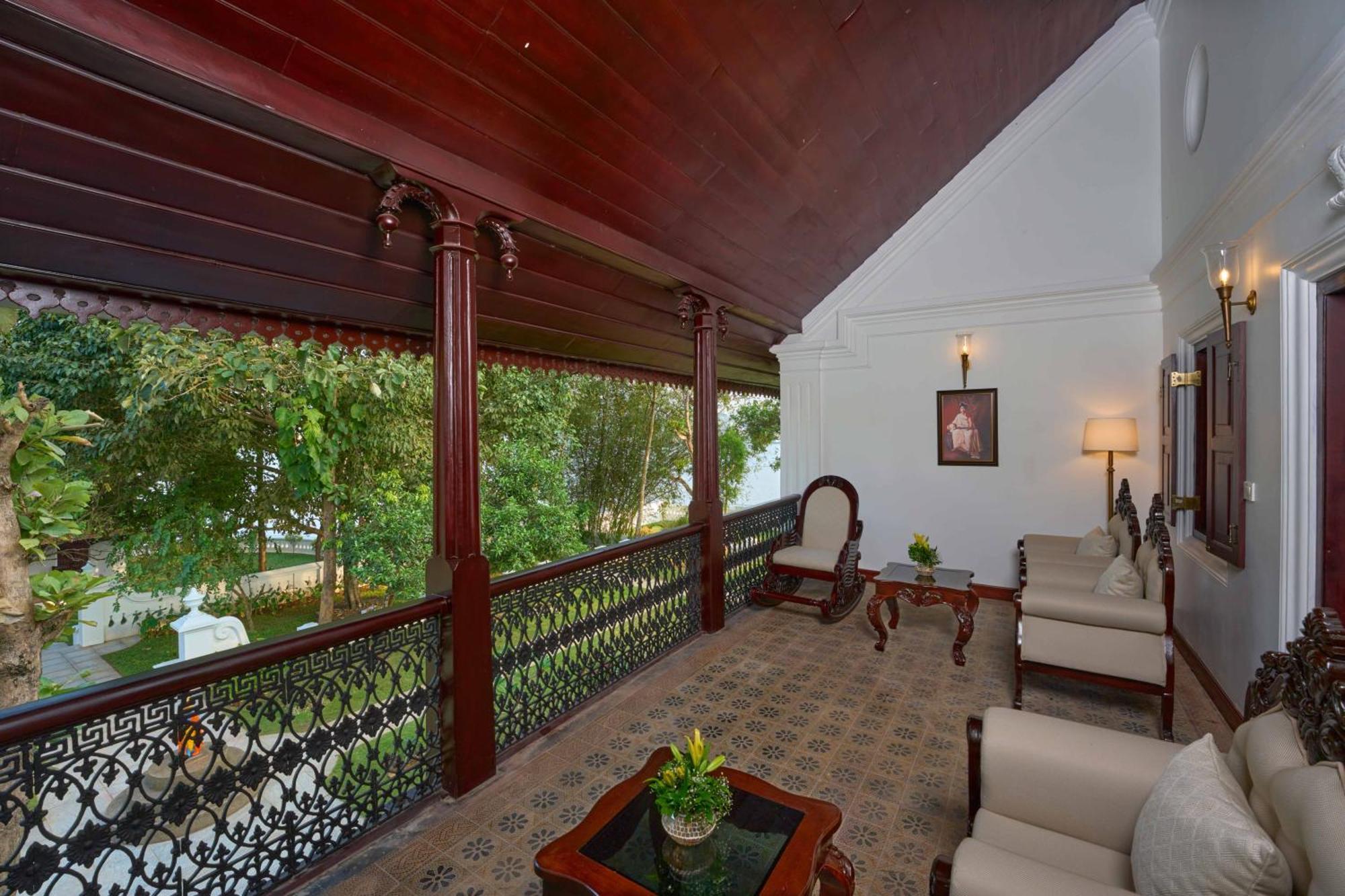 The Leela Ashtamudi, A Raviz Hotel Kollam Kültér fotó The verandah of a suite at the hotel