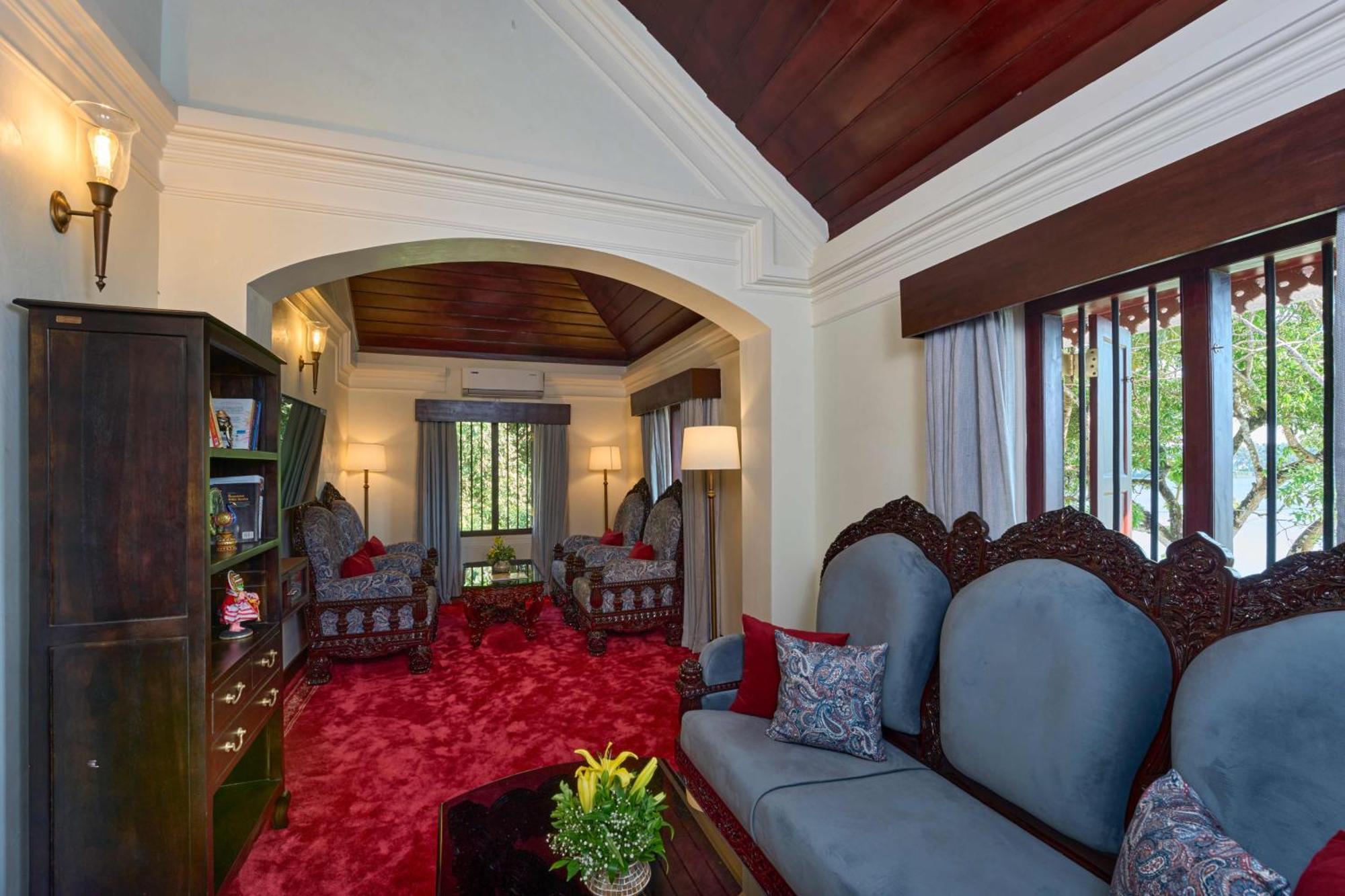 The Leela Ashtamudi, A Raviz Hotel Kollam Kültér fotó The library at the residence of the Thai ambassador to the United States