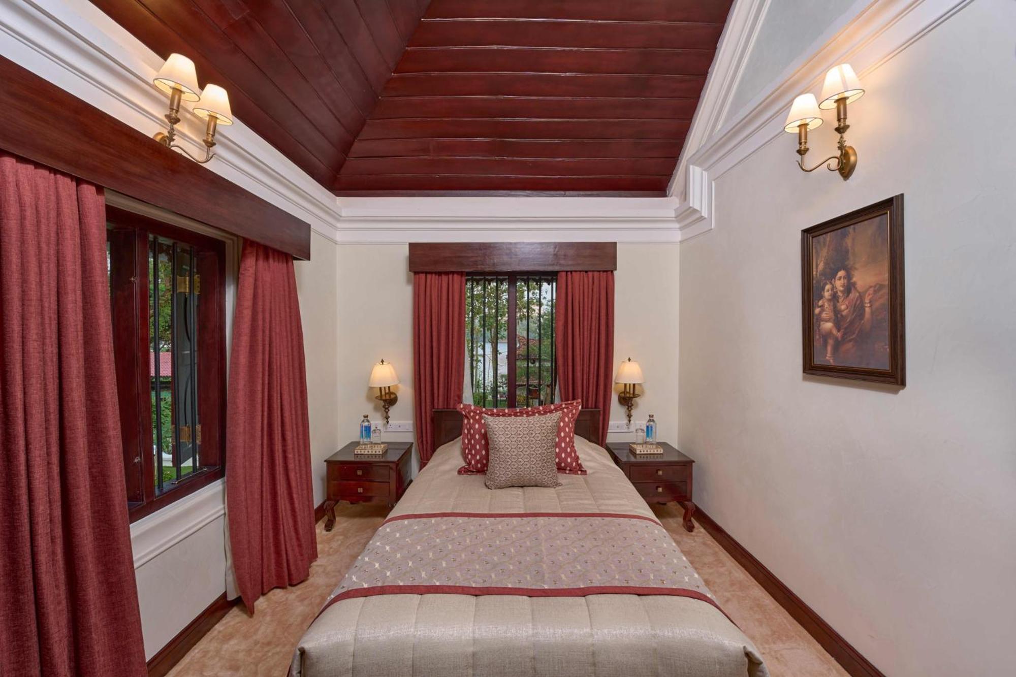 The Leela Ashtamudi, A Raviz Hotel Kollam Kültér fotó A bedroom at the hotel