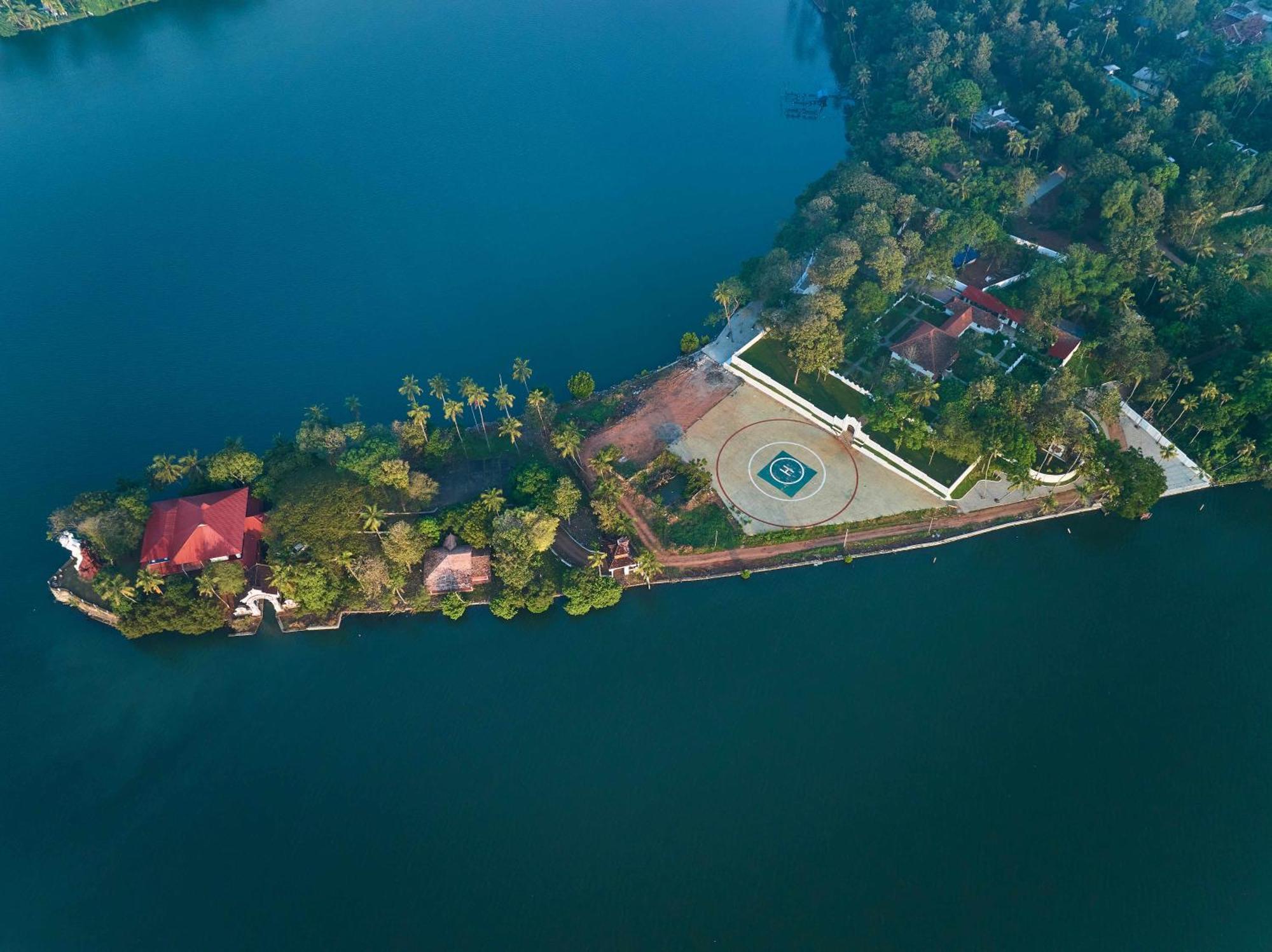 The Leela Ashtamudi, A Raviz Hotel Kollam Kültér fotó Aerial view of the island