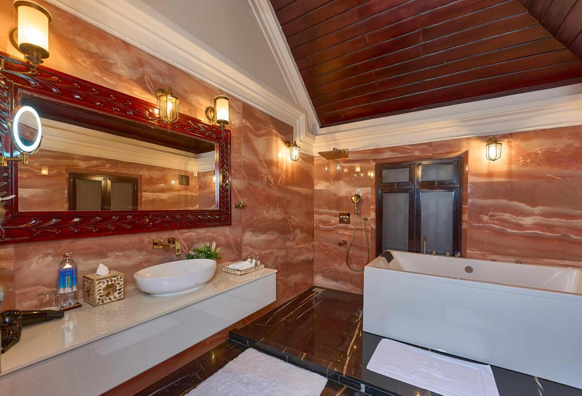 The Leela Ashtamudi, A Raviz Hotel Kollam Kültér fotó Bathroom